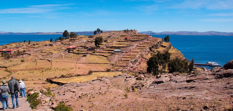 puno-uros-taquile-lake